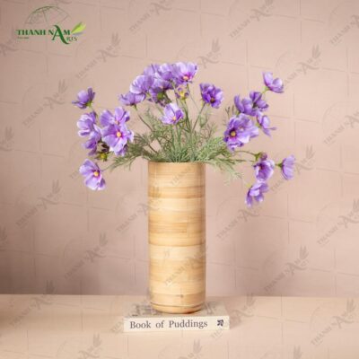 The Woven bamboo vase enhances hotels, cafés, restaurants, and stylish living rooms with its organic and contemporary aesthetic. Its elegant presence creates a welcoming and luxurious ambiance.