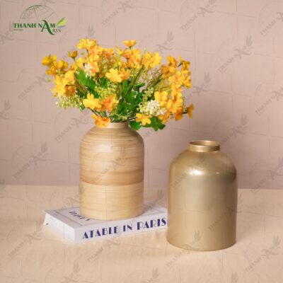 This bamboo table vase highlights handcrafted bamboo artistry, bringing eco-friendly beauty into modern decorative styling. Ideal for dried flowers and minimalist arrangements.
